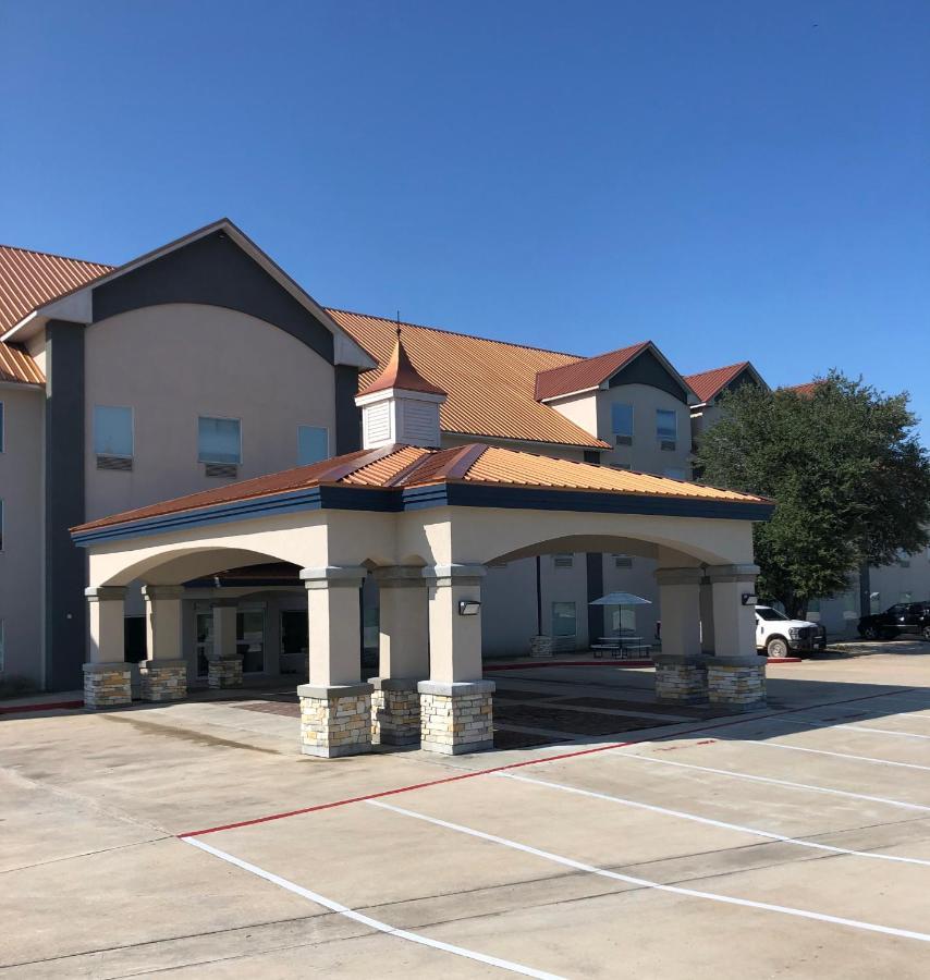 Fairbridge Inn & Suites Cuero Exterior photo